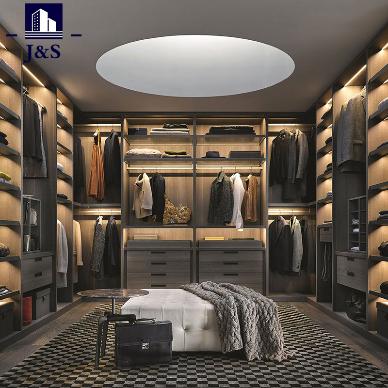 Ano ang mga makabuluhang bentahe ng walk-in closet?