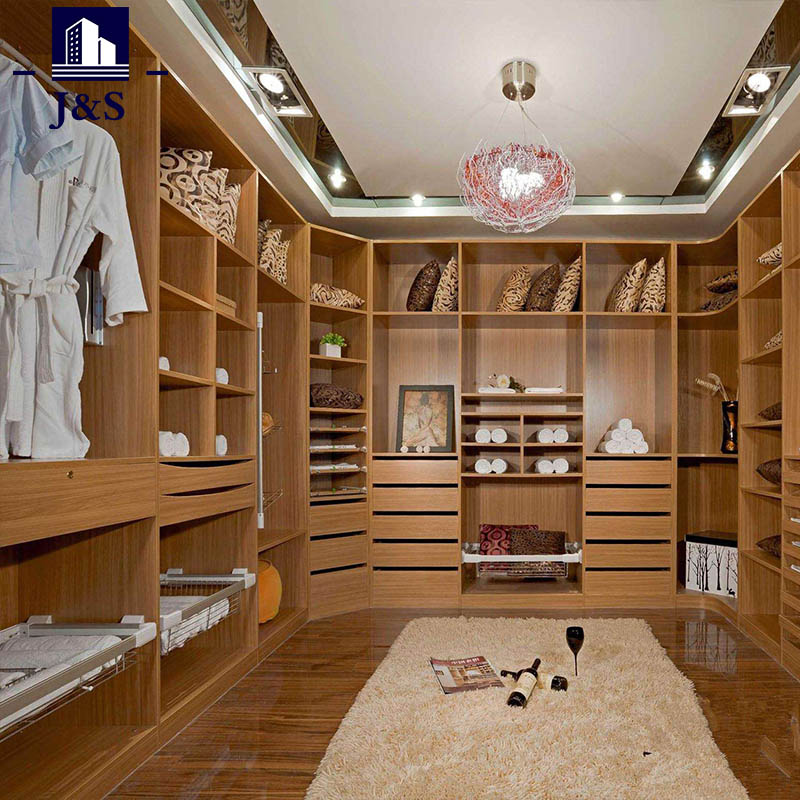 Modern bedroom walk-in closet Custom na closet